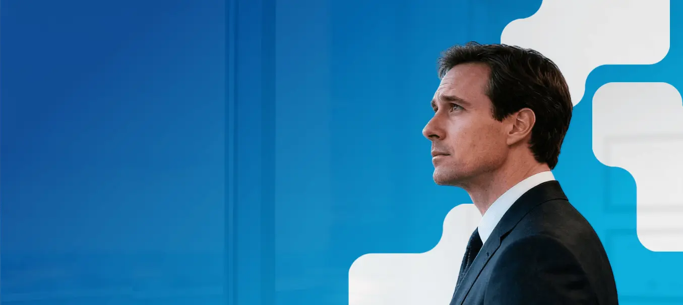 Profissional analisando dados empresariais - ICThUS Gerencial